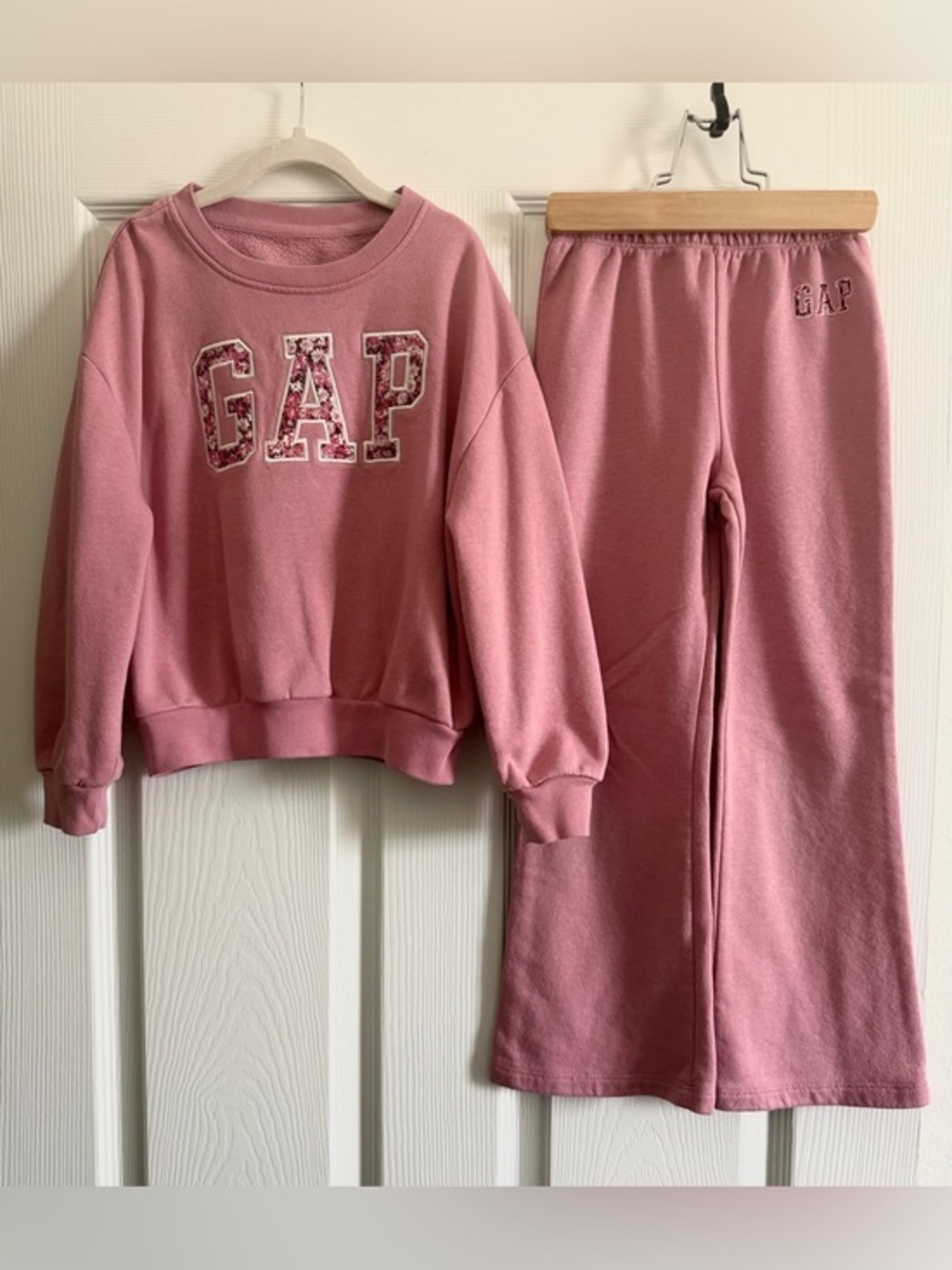 GAP Pink Floral-Accent Logo Girls' sweatshirt and sweatpants Set - Picture 1 of 3